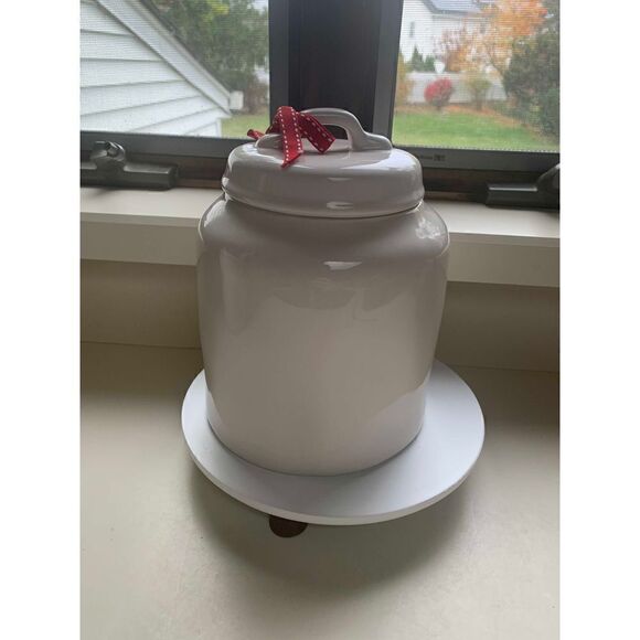 Rae Dunn Elf Snacks
Canister - Picture 2 of 4